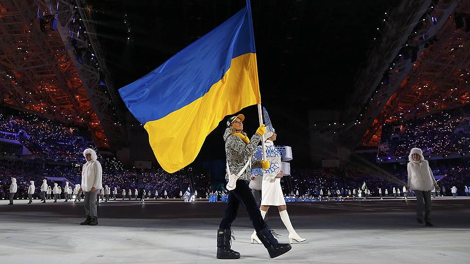 Сборную Украины возглавила  призер чемпионата мира, победительница этапов Кубка мира, лыжница Валентина Шевченко. Именно она несла национальный флаг.