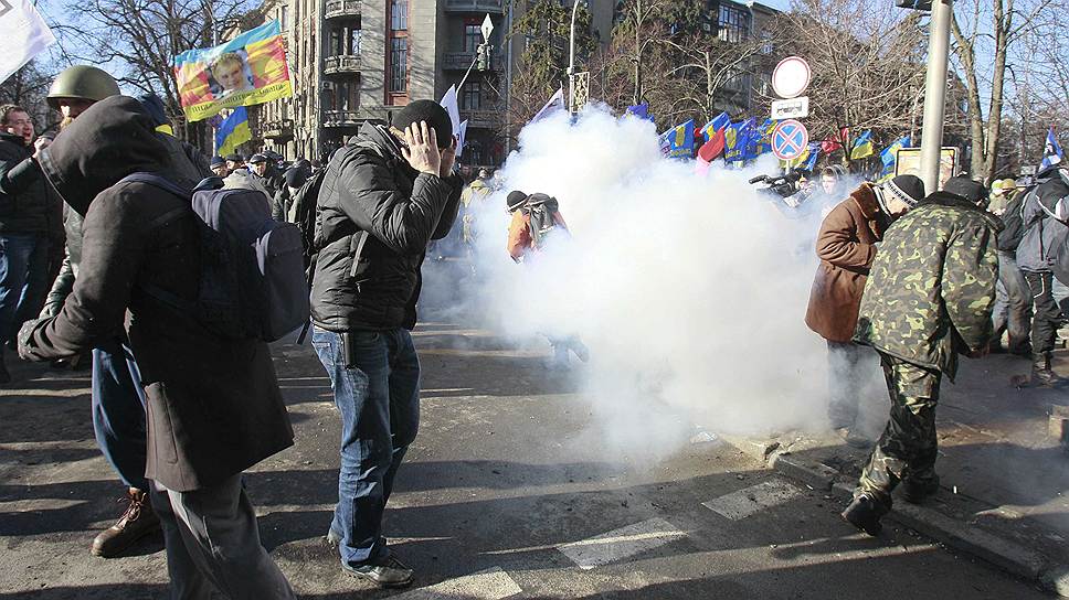 В центре Киеве возобновились столкновения между противниками власти и правоохранителями. Протестующие требуют возврата Конституции 2004 года и отставки президента