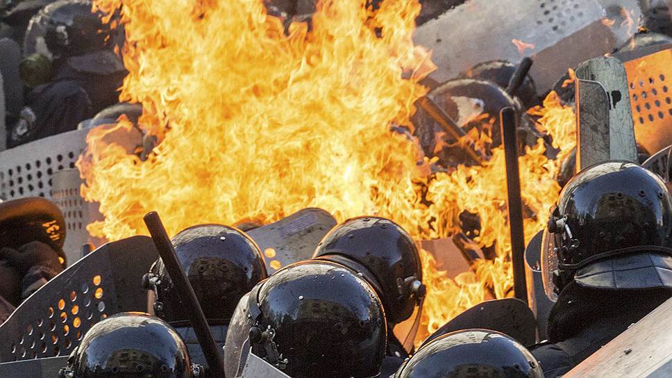 В центре Киеве возобновились столкновения между противниками власти и правоохранителями. Протестующие требуют возврата Конституции 2004 года и отставки президента