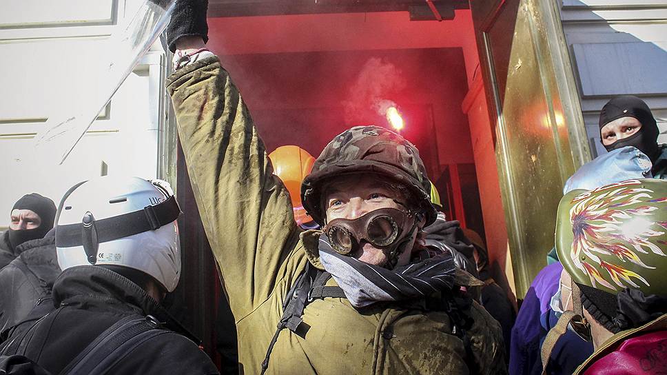 В центре Киеве возобновились столкновения между противниками власти и правоохранителями. Протестующие требуют возврата Конституции 2004 года и отставки президента