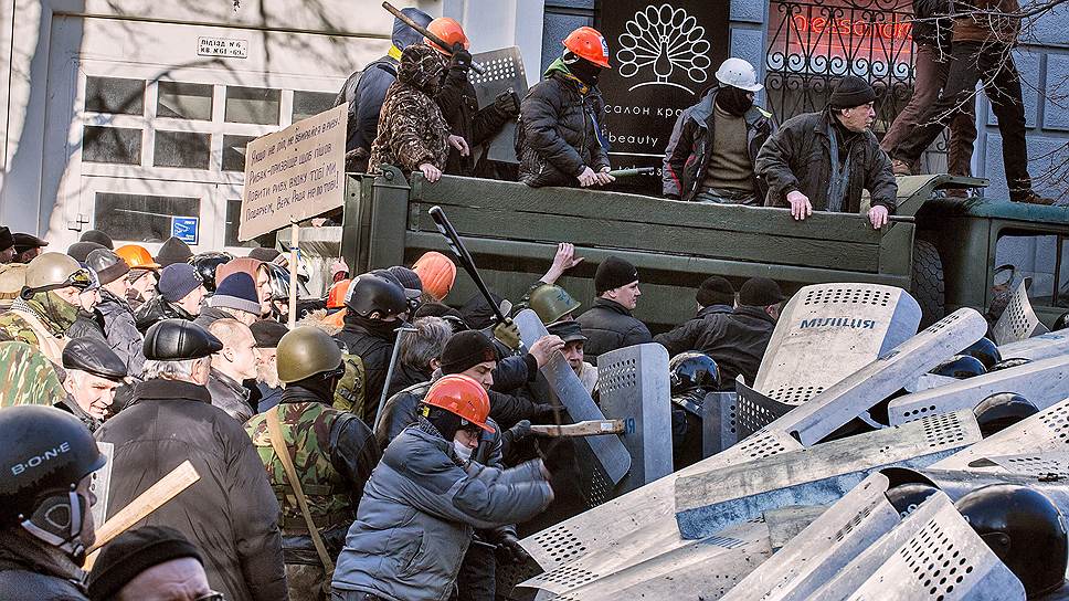 В центре Киеве возобновились столкновения между противниками власти и правоохранителями. Протестующие требуют возврата Конституции 2004 года и отставки президента