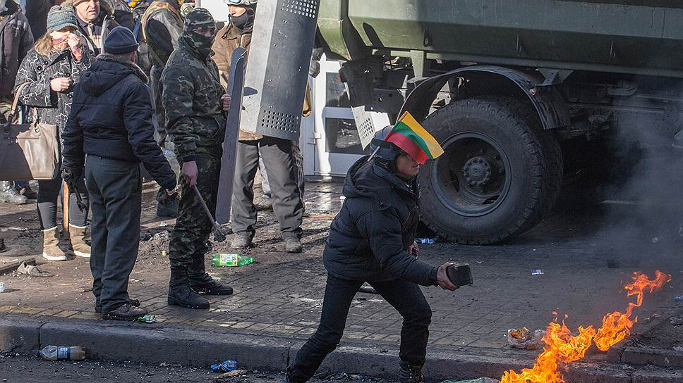 В центре Киеве возобновились столкновения между противниками власти и правоохранителями. Протестующие требуют возврата Конституции 2004 года и отставки президента