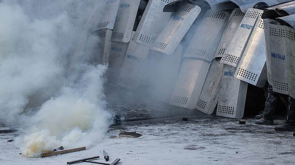 В центре Киеве возобновились столкновения между противниками власти и правоохранителями. Протестующие требуют возврата Конституции 2004 года и отставки президента