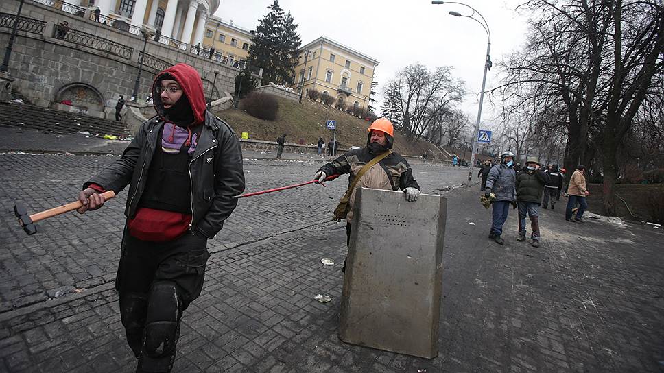 Несмотря на перемирие, о котором накануне объявили власть и оппозиция, в день траура по жертвам столкновений в Киеве, беспорядки возобновились. С утра сообщалось о применении огнестрельного оружия и работе снайперов с обеих сторон конфликта