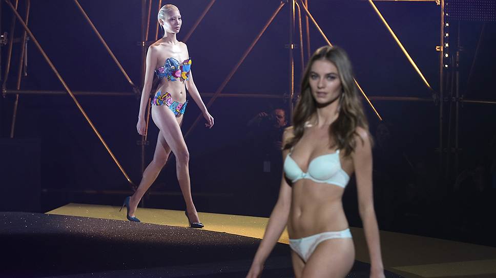 Etam live show Lingerie at Bourse du commerce в рамках парижской недели моды