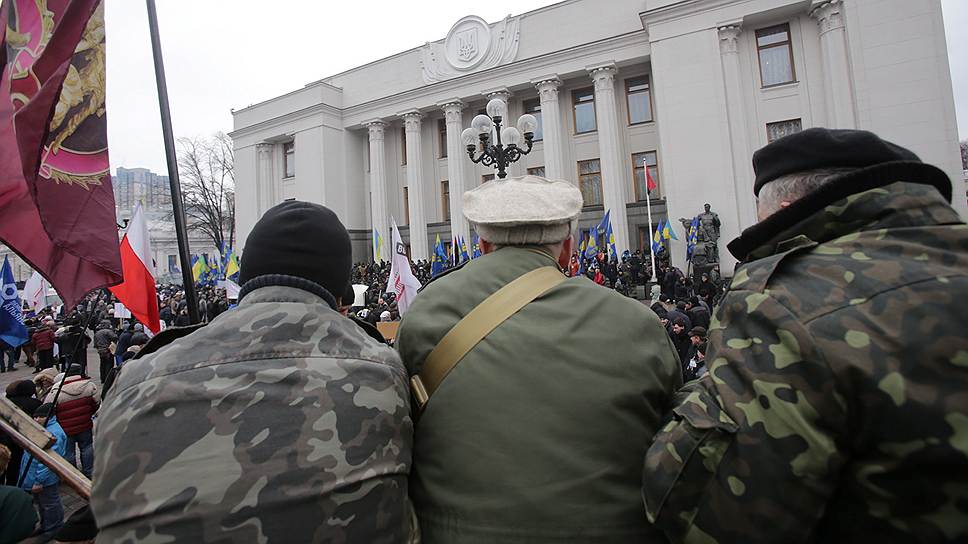 Митингующие под зданием Верховной рады в ожидании голосования за новый состав Кабинета министров 