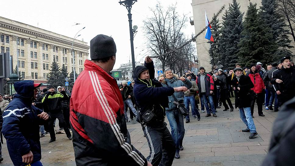 Пророссийские активисты нападают на сторонников украинского правительства в Харькове