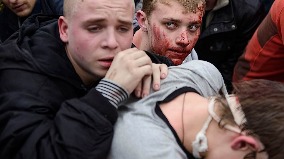 Избитые пророссийскими активистами защитники украинского правительства в Харькове

