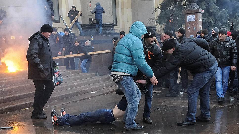 Пророссийские активисты избивают сторонников украинского правительства в Харькове
