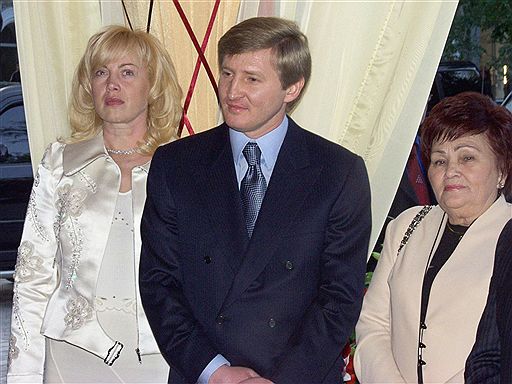 Украина Донецк. Хозяйственный суд Киева признал приватизацию металлургического комбината "Криворожсталь" незаконной 95. Украина. Донецк. 22 апреля. Совладелец металлургического комбината "Криворожсталь" донецкий бизнесмен Ринат Ахметов с супругой и матерью (на снимке).