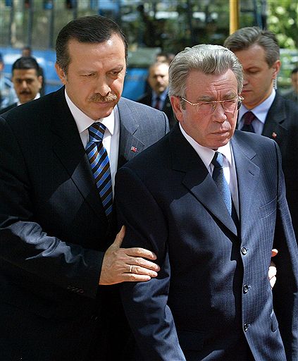 Премьер-министр Турции Тайип Эрдоган и экс-премьер Киргизии Николай Танаев (справа) во время встречи в Анкаре 