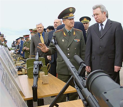 Экс-премьер Киргизии Николай Танаев (справа) на авиабазе "Кант" 