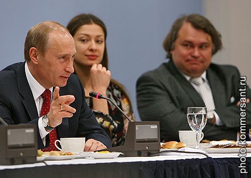 Журналисты и руководители Всероссийской государственной телерадиокомпании (ВГТРК) Мария Ситтель (в центре) и Аркадий Мамонтов (справа) во время встречи с Президентом России Владимиром Путиным (слева) в его резиденции "Бочаров ручей"