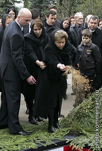 Вдова первого президента России Бориса Ельцина Наина Ельцина (в центре) во время похорон первого Президента России Борис Ельцина на Новодевичьем кладбище