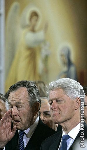 Экс-президенты США Джордж Буш-старший и Билл Клинтон во время церемонии прощания с первым Президентом России Борисом Ельциным. Церемония прошла в храме Христа Спасителя