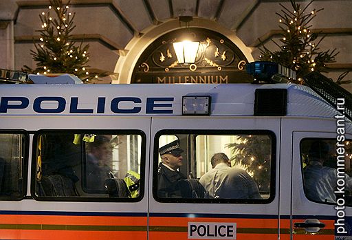 Автомобиль полиции у входа в отель Millennium в Лондоне, в баре которого, по версии полиции Великобритании,  1 ноября был отравлен Александр Литвиненко