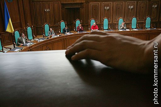 Уволенных указом Президента Украины судей Конституционного суда Украины провели в зал заседаний народные депутаты парламентской коалиции