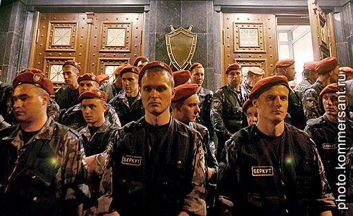 Под натиском президента Виктора Ющенко его противники лишь сильнее сомкнули ряды (на фото: бойцы отряда «Беркут» у входа в генпрокуратуру)