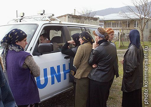 Российские чиновники, приезжающие в Грузию за беженцами, неоднократно намекали, что УВКПБ ООН намеренно тормозит вывоз чеченских беженцев в третьи страны