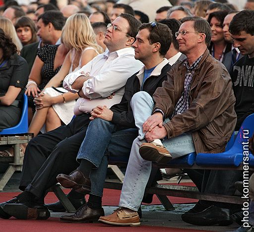 11-й Международный Экономический Форум. Председатель Высшего Арбитражного суда России Антон Иванов (третий справа), первые заместители председателя Правительства России Дмитрий Медведев (второй справа) и Сергей Иванов (справа) во время концерта группы &amp;quot;Scorpions&amp;quot; на Дворцовой Площади