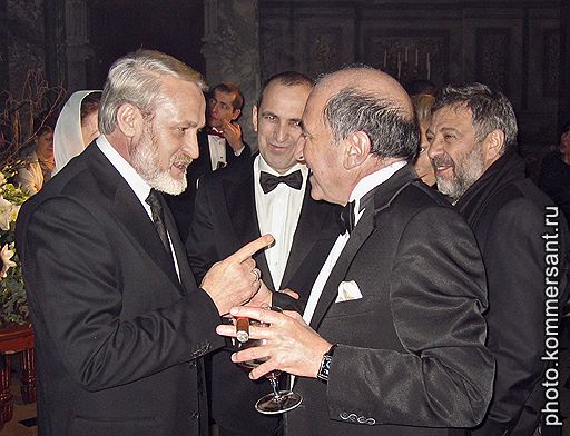 Один из лидеров свергнутого чеченского правительства Ахмед Закаев (слева) на праздновании дня рождения Бориса Березовского (справа) в замке герцогов Мальборо &amp;quot;Бленхейм&amp;quot; под Лондоном