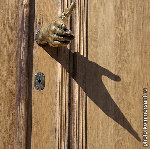 Входная дверь в здание Издательского Дома "КоммерсантЪ". Ручка в виде человеческой ладони 
