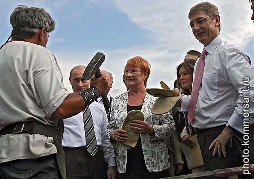 Президент России Владимир Путин (второй слева), премьер-министр Венгрии Ференц Дюрчань (справа) и президент Финляндии Тарьей Халонен (в центре) во время торжественной церемонии открытия Международного фестиваля финно-угорских народов