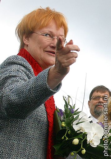Президент Финляндии Тарья Халонен перед открытием финского завода по производству шин Nokian