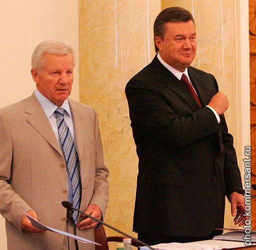 Председатель Верховной Рады Украины Александр Мороз и премьер-министр Украины Виктор Янукович во время расширенного заседания Кабинета Министров Украины 