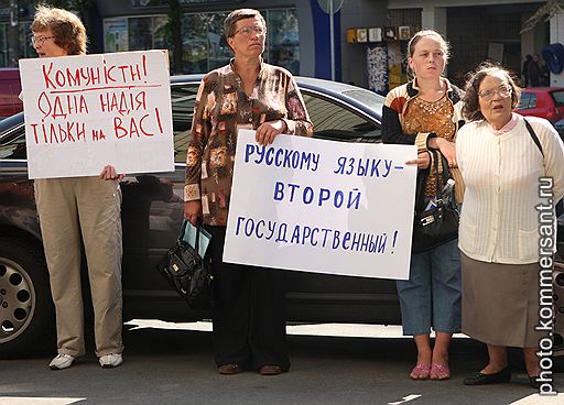 Сторонницы Коммунистической партии Украины (КПУ) во время съезда КПУ