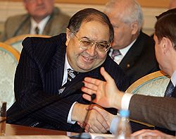 Алишер Усманов стал вторым после Романа Абрамовича российским предпринимателем, вложившим деньги в английский футбольный клуб. Господин Усманов приобрел 14,58% акций лондонского «Арсенала» за £75 млн и выразил желание купить еще