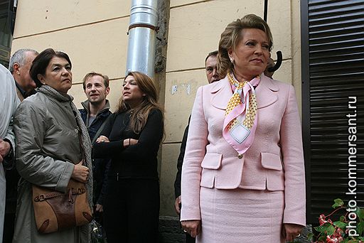 Мемориальную доску в честь Сергея Довлатова установили сегодня на доме 23 по улице Рубинштейна, где с 1944 по 1975 год жил писатель. Вдова Елена (слева), дочь Сергея-Екатерина (в центре) и губернатор Валентина Матвиенко на церемонии открытия памятной доски.