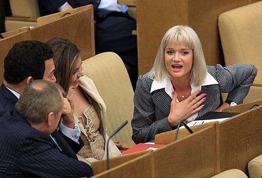 Член Комитета Государственной Думы России по информационной политикеинформационным технологиям и связи Иосиф Кобзон (слева), члены Комитета Государственной Думы России по делам молодежи Алина Кабаева (третья слева) и Светлана Хоркина (справа) во время заседания Госдумы