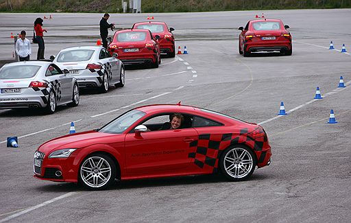 Формула А. Тренинг "Audi Driving Experience" на трасе Зальцбургринг на автомобилях Audi R8 и Audi TTS. Президент компании "Mirax Group" Сергей Полонский (в автомобиле) на тренинге