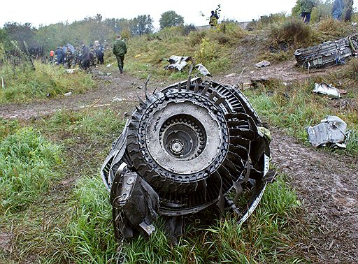 Один двигатель самолета сильно обгорел, другой остался практически не поврежденным