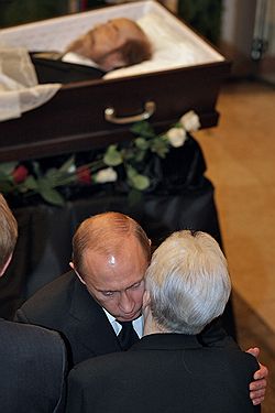 Бывшего диссидента и нобелевского лауреата русского прозаика Александра Солженицына похоронили по высшему государственному разряду — премьер-министр Владимир Путин выразил соболезнования вдове писателя Наталье Солженицыной 