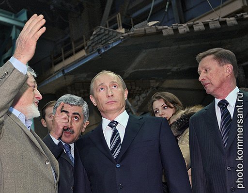 Генеральный директор Российской самолетостроительной корпорации (РСК) "МиГ" Михаил Погосян (второй слева), председатель правительства России Владимир Путин (в центре) и заместитель председателя правительства России Сергей Иванов (справа) во время просещения завода РСК "МиГ"