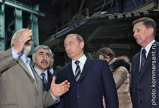 Генеральный директор Российской самолетостроительной корпорации (РСК) "МиГ" Михаил Погосян (второй слева), председатель правительства России Владимир Путин (в центре) и заместитель председателя правительства России Сергей Иванов (справа) во время просещения завода РСК "МиГ"
