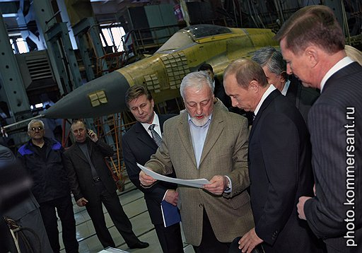 Председатель правительства России Владимир Путин (вторая справа) и заместитель председателя правительства России Сергей Иванов (справа) во время просещения завода РСК "МиГ"