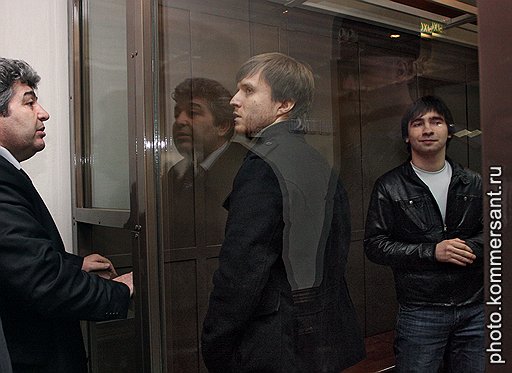 Обвиняемые по делу о покушении на президента Чечни Рамзана Кадырова Лорс Хамиев (в центре) и Умар Батукаев (справа) во время оглашения приговора в Мосгорсуде