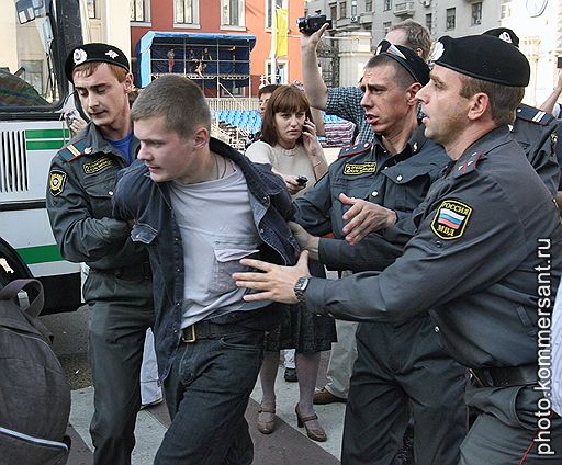 Сотрудники милиции во время задержания участников пикета против принятия Генплана города Москвы. Пикет прошел у памятника Юрию Долгорукому