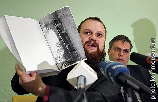 Лидер Славянского союза Дмитрий Демушкин (слева) и адвокат Игорь Горемычкин (справа) во время пресс-конференции на тему: &amp;quot;Репрессии в отношении русских национальных организаций. О поощрении властями терроризма&amp;quot;