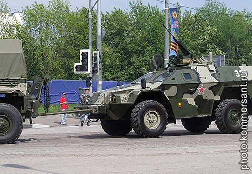 Одна из 13 новейших разведывательно-патрульных машин "Дозор" сломалась после торжеств, посвященных 65-й годовщине Победы в Великой Отечественной войне, и была эвакуирована на Ходынку на буксире армейского "Урала"