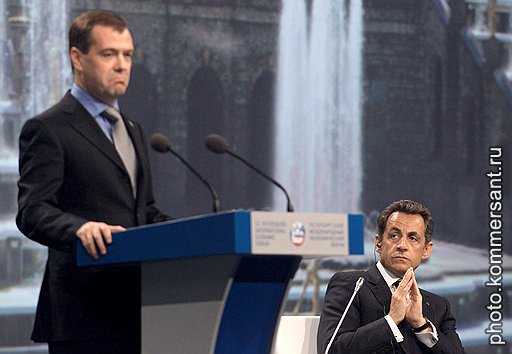 XIV Петербургский международный экономический форум. Президент России Дмитрий Медведев (слева) и президент Франции Николя Саркози (справа) на заседании &amp;quot;Мировая экономика. Переосмысление глобального развития&amp;quot;
