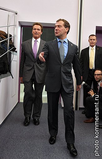 Губернатор штата Калифорния Арнольд Шварценеггер (слева) и президент России Дмитрий Медведев (в центре) во время встречи в школе управления &amp;quot;Сколково&amp;quot;