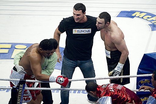 Знакомство с Виталием Кличко (справа) на ринге у Одланьера Солиса (слева) длилось ровно три минуты