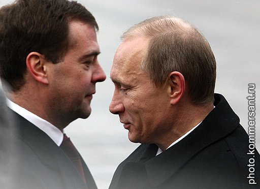 Президент России Дмитрий Медведев (слева) и председатель правительства России Владимир Путин (справа) 
