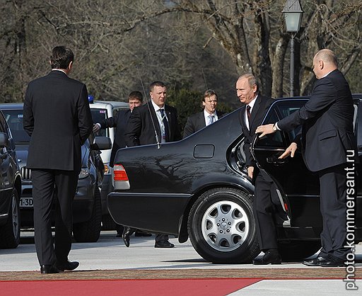 Председатель правительства России Владимир Путин (второй справа) и председатель правительства Словении Борут Пахор (слева) во время официальной встречи
