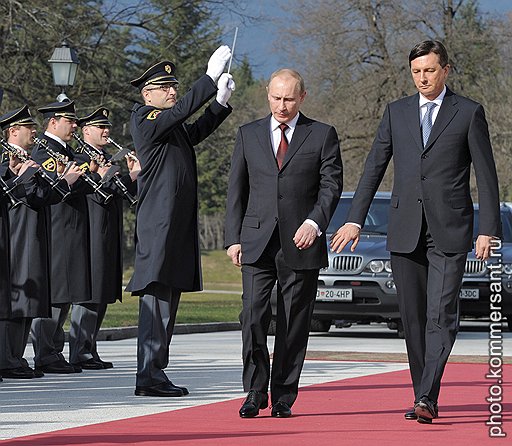 Председатель правительства России Владимир Путин (в центре и председатель правительства Словении Борут Пахор (справа) во время официальной встречи