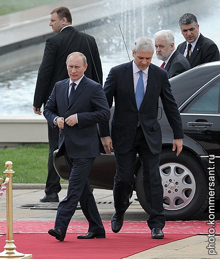 Председатель правительства России Владимир Путин (слева) и президент Сербии Борис Тадич (в центре) во время торжественной церемонии встречи на площади перед главным входом в Палату Сербии